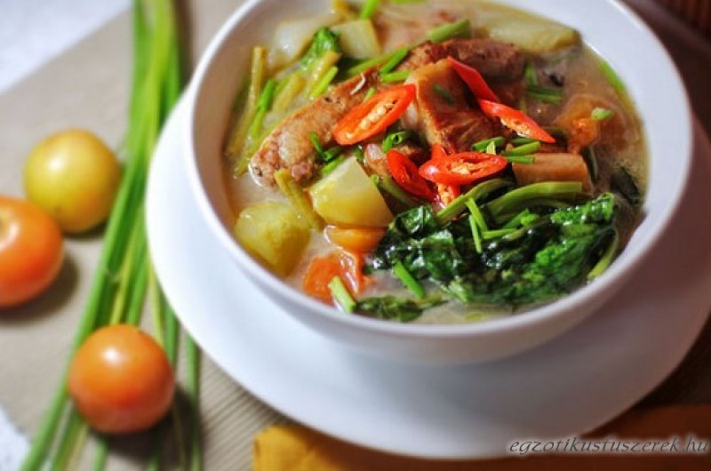 Filippínó édes-savanyú húsleves „Sinigang”