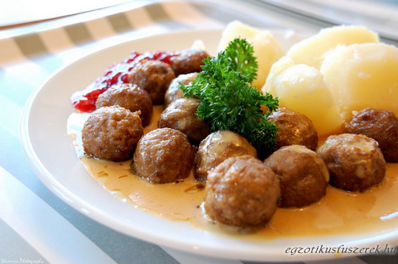 Svéd húsgolyó vörös áfonyadzsemmel